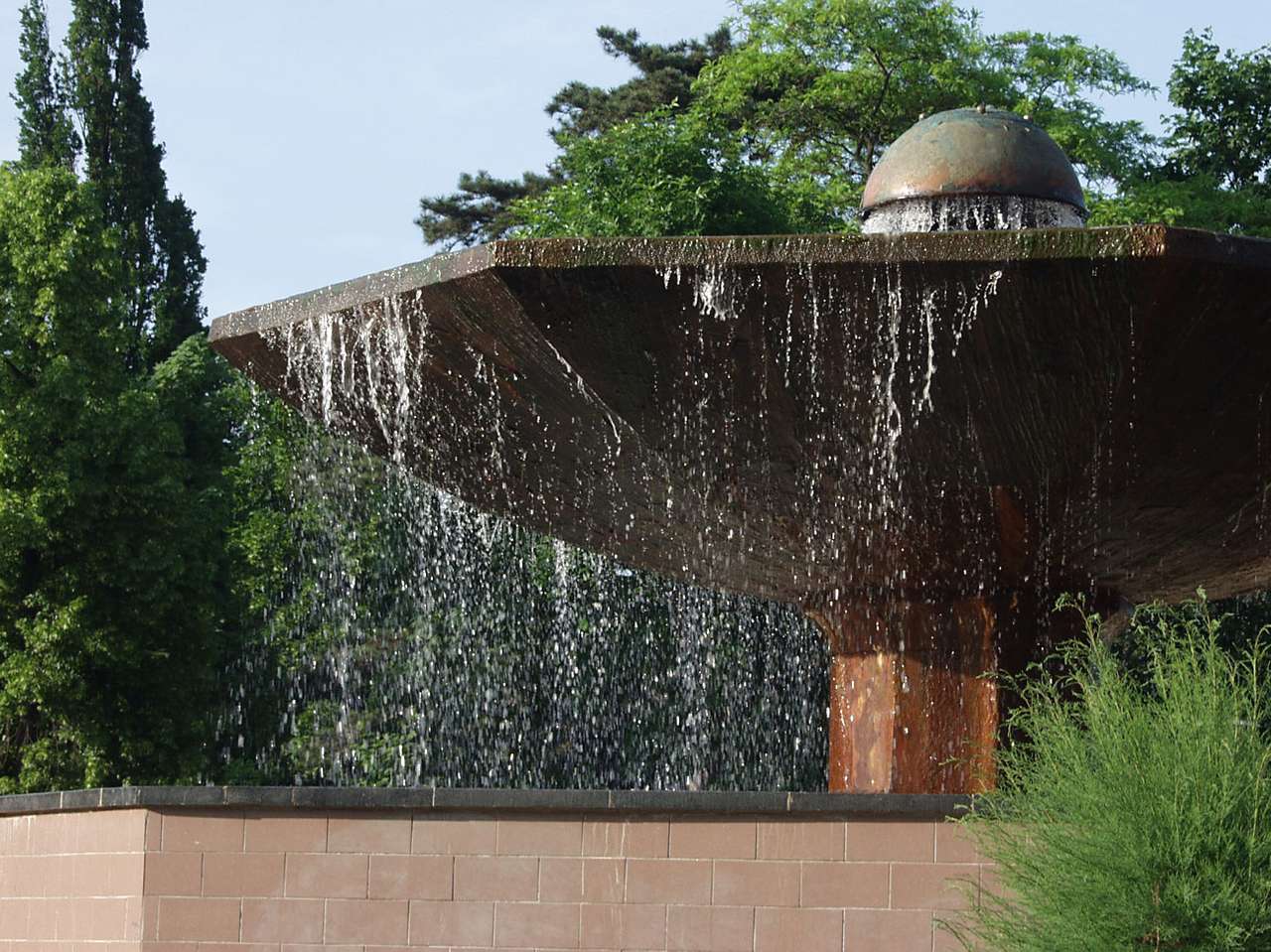 Грибной фонтан в Цехоцинеке (Польша) пазл из фотографии