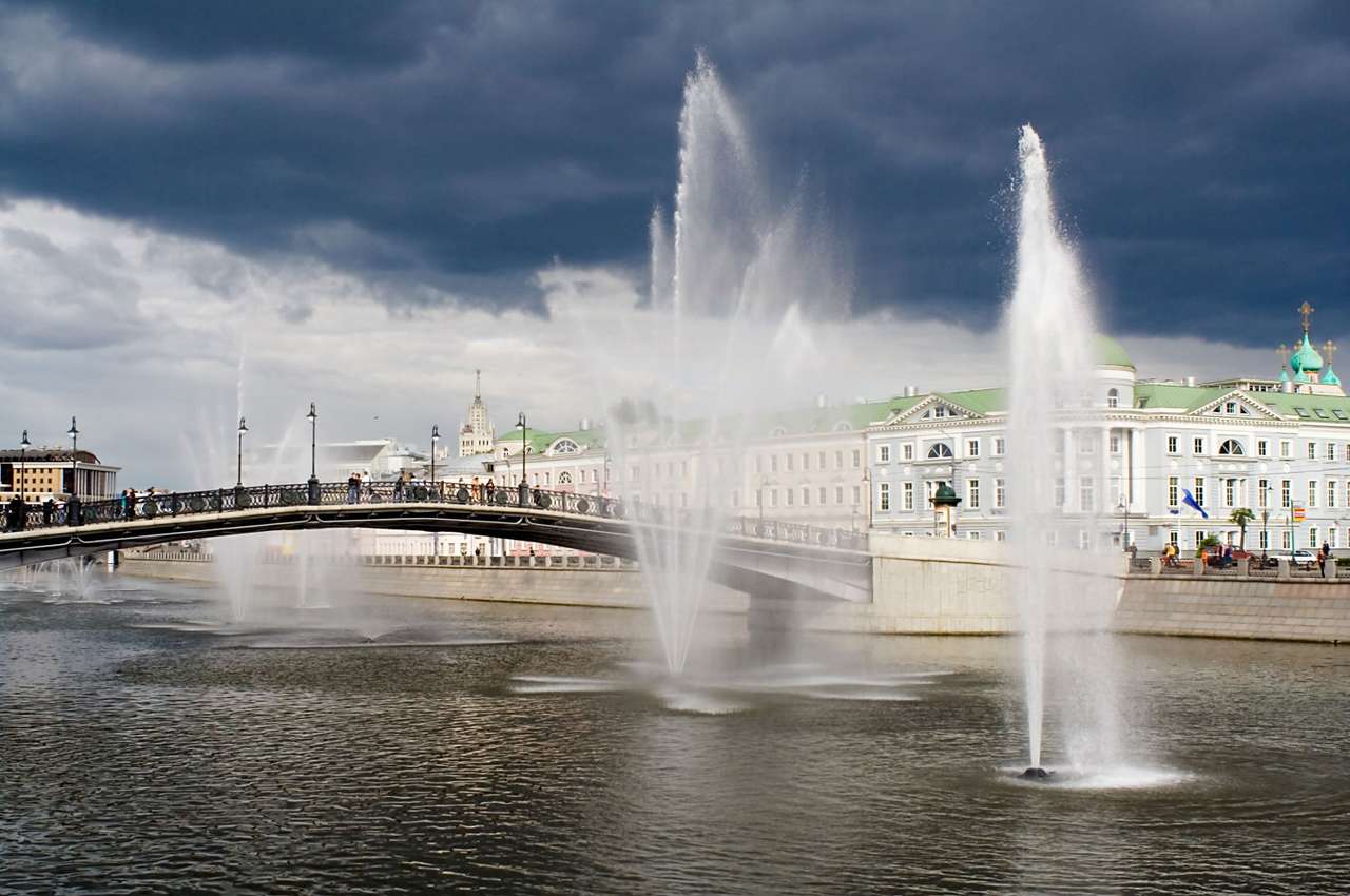 Fountains in the channel (Moscow) online puzzle