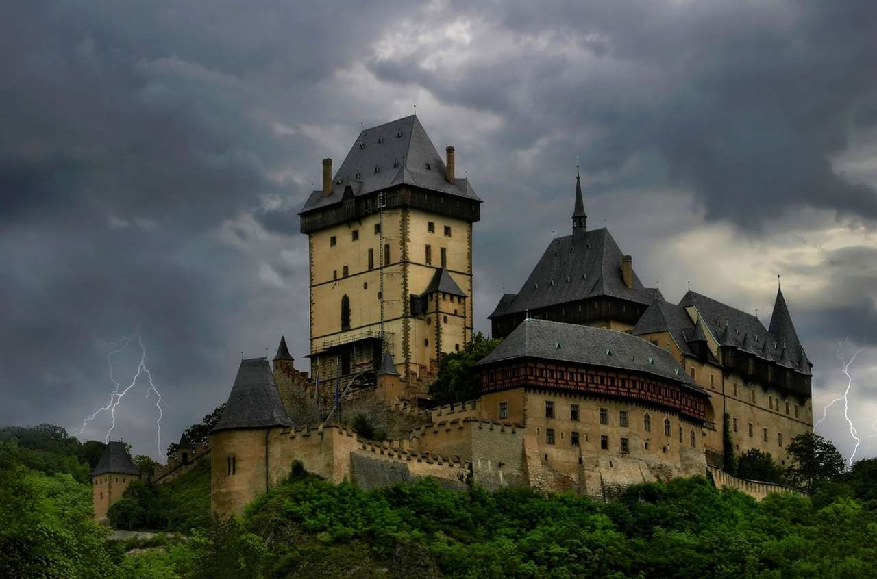 Замъкът Карлщайн (чешки) онлайн пъзел