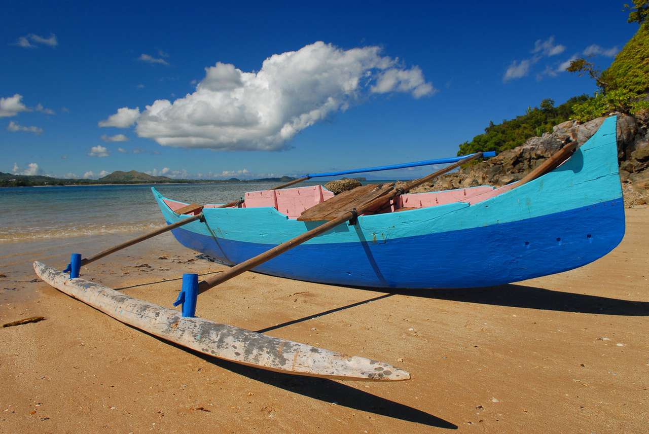 Pirogue sur la plage (Madagascar) puzzle en ligne