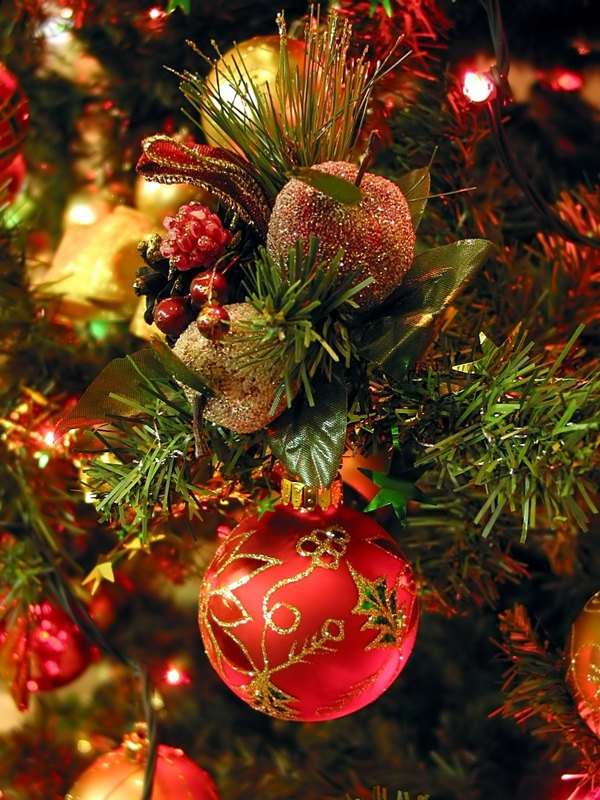 Decoration of christmas tree puzzle online from photo