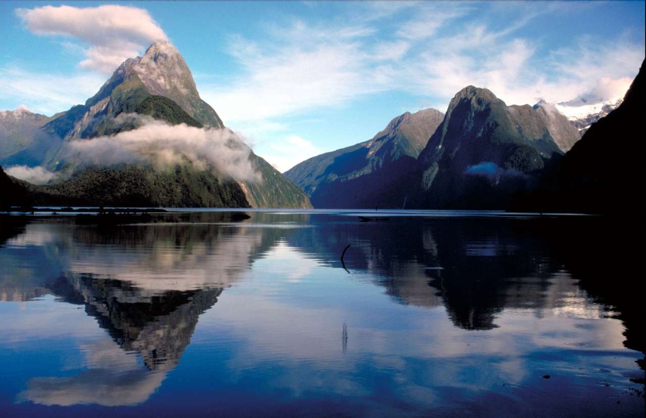 Milford Sound (Nova Zelândia) puzzle online a partir de fotografia