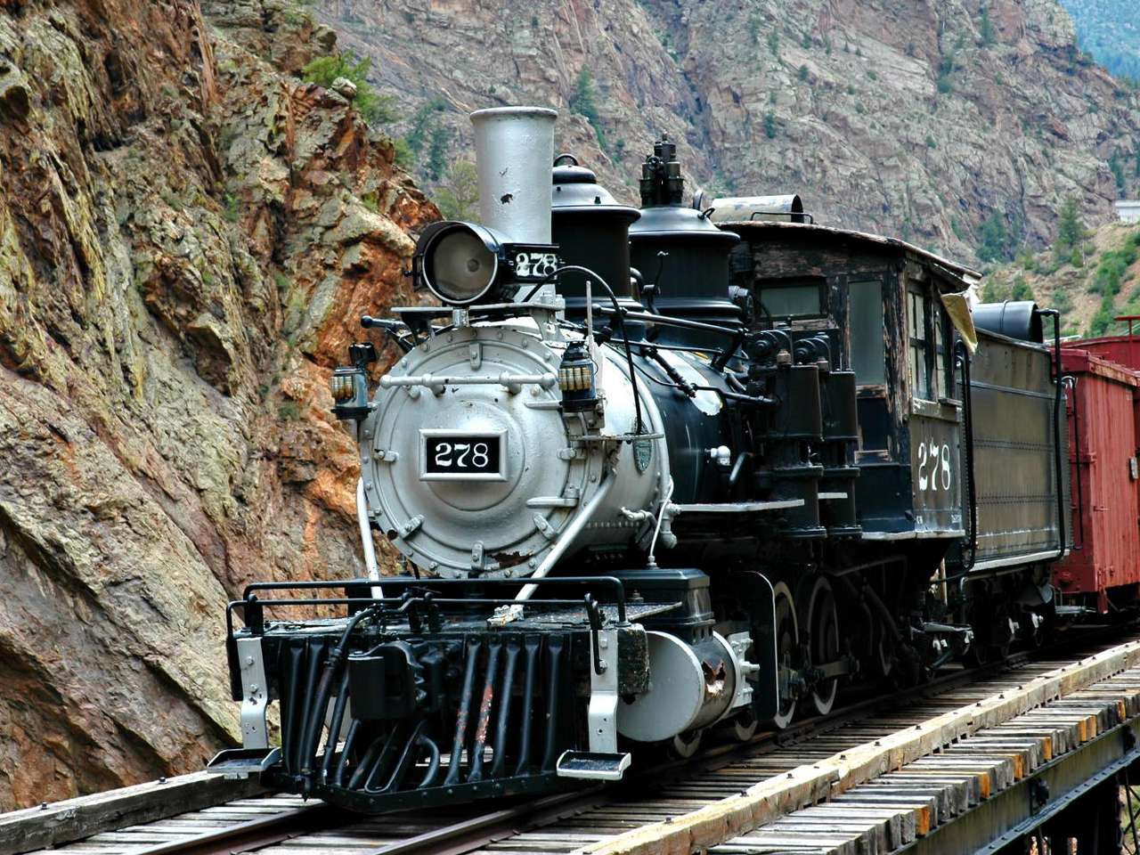 Locomotiva a vapor de bitola estreita puzzle online a partir de fotografia