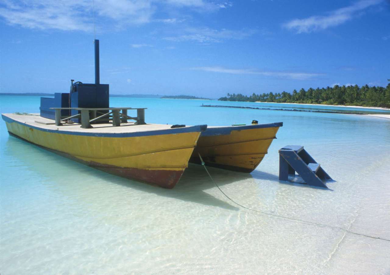 Velho catamarã em Aitutaki (Ilhas Cook) puzzle online