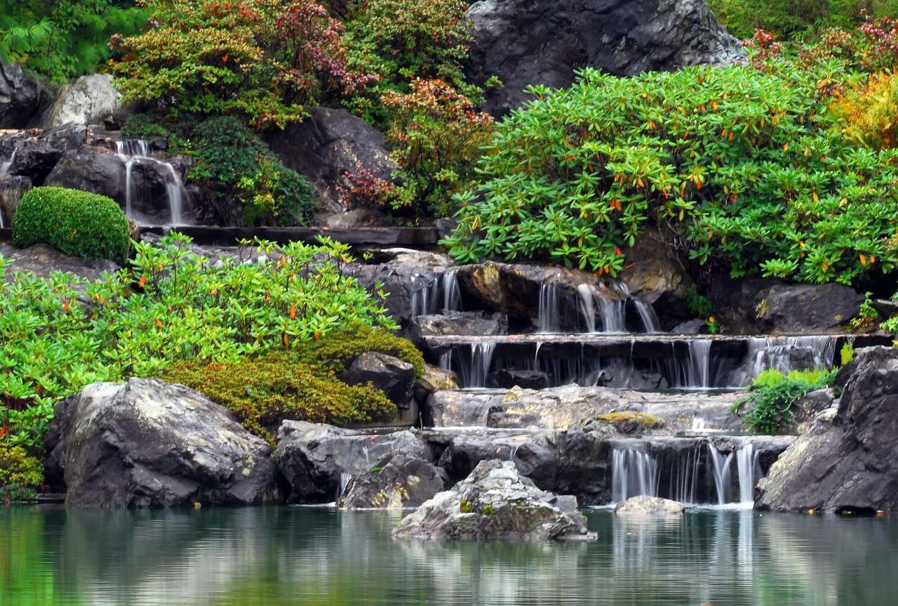 Καταρράκτης σε έναν ιαπωνικό κήπο παζλ online από φωτογραφία