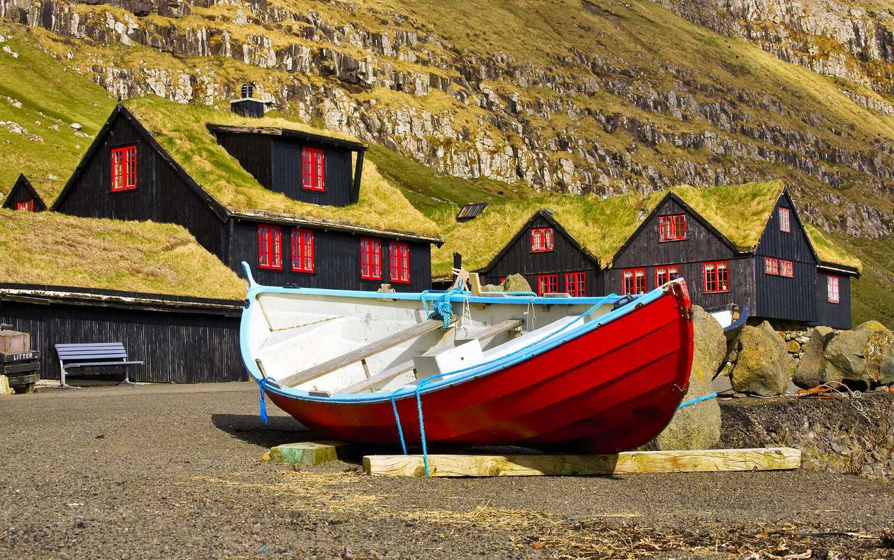 Båt i Kirkjubour (Färöarna) pussel online från foto