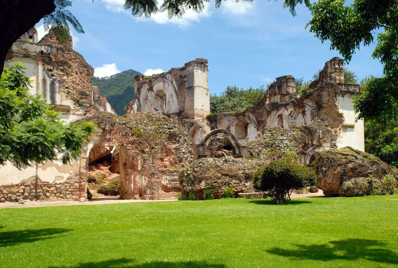 A La Recoleccion (Guatemala) templom romjai puzzle online fotóról