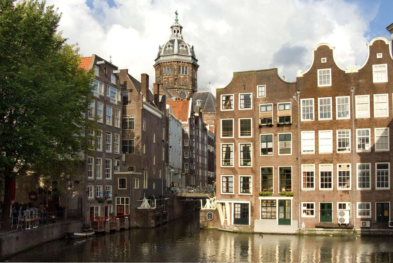 Vid kanalen i Amsterdam (Nederländerna) pussel online från foto