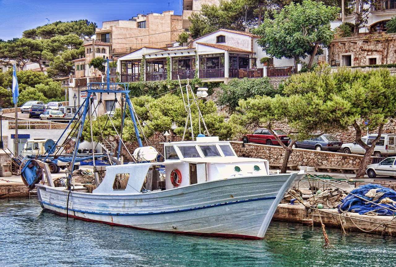 Rybářský člun na Mallorce (Španělsko) online puzzle