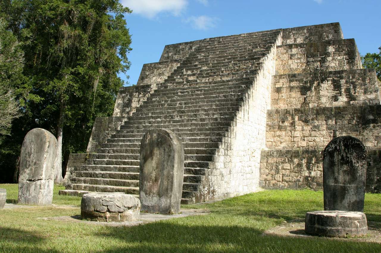 Pyramida v Tikalu (Guatemala) puzzle online z fotografie