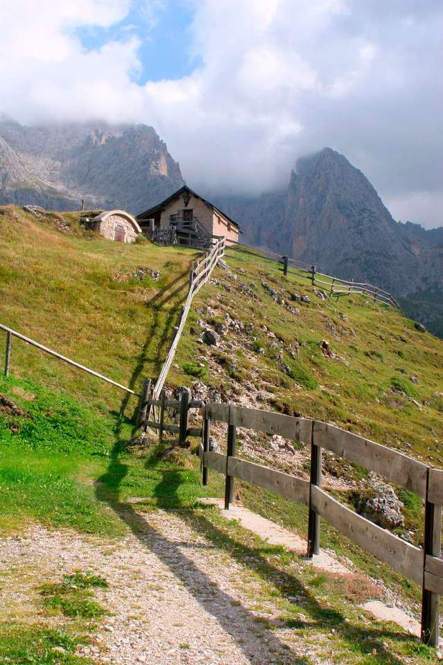 Old cottage in the Dolomites (Italy) online puzzle