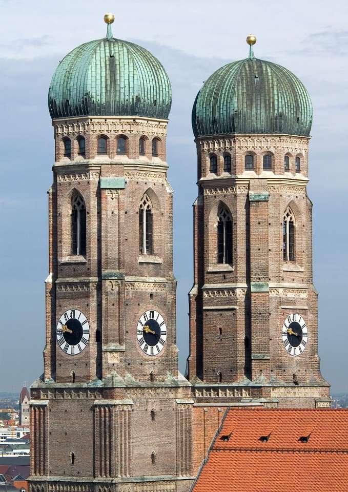 Torres da catedral em Munique (Alemanha) puzzle online