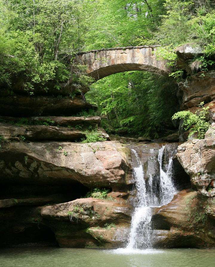 Vodopád ve státním parku Hocking Hills (USA) puzzle online z fotografie