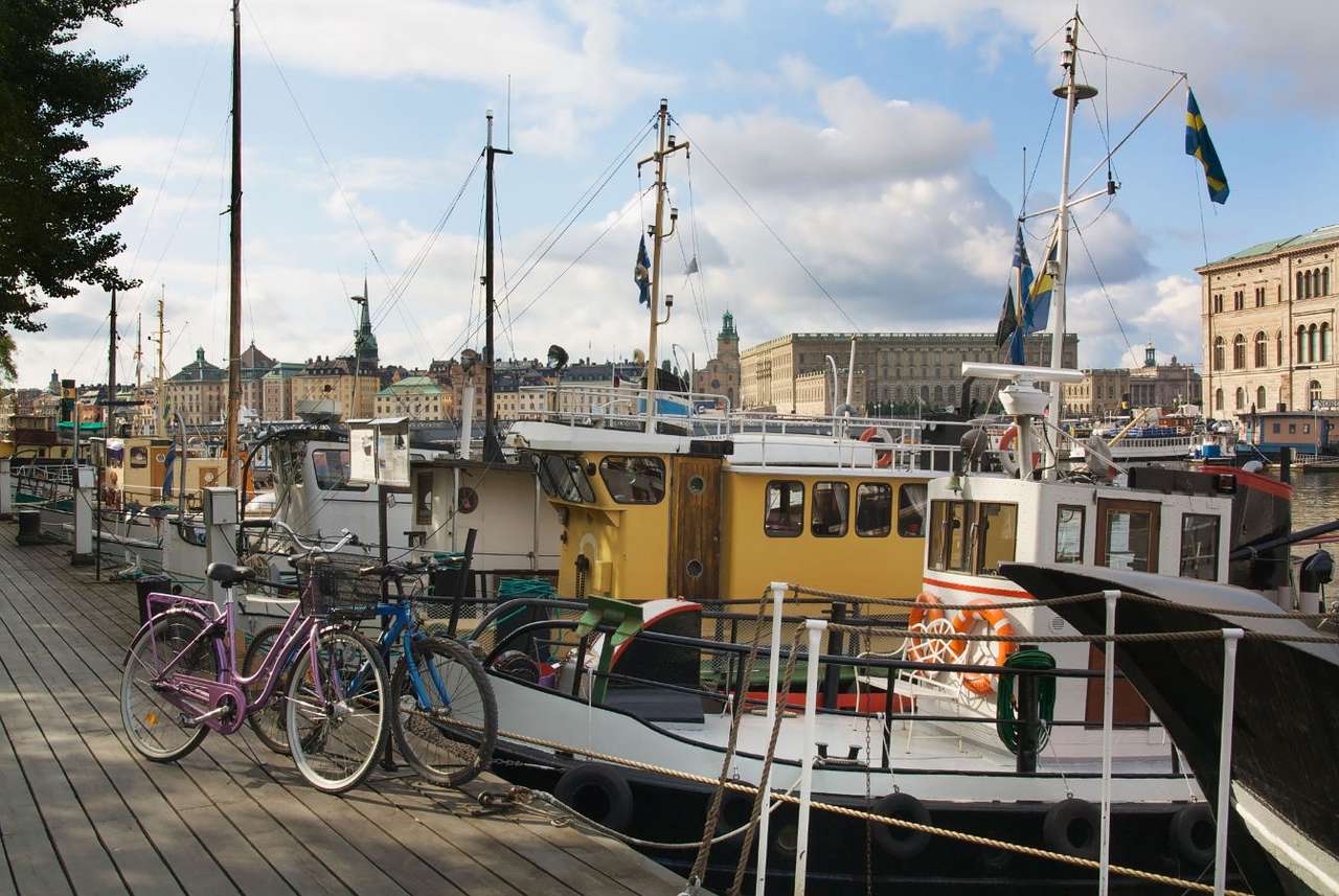 Obytné lodě na pobřeží Skeppsholmen (Švédsko) puzzle online z fotografie