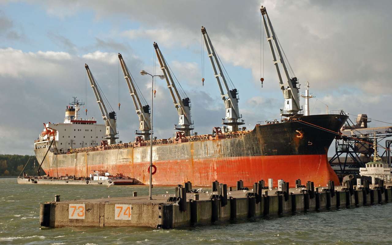 Lastning av ett fartyg i Klaipeda (Litauen) pussel online från foto