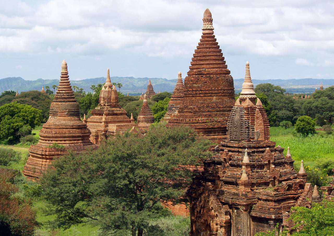 Komplex av heliga byggnader i Bagan (Burma) pussel online från foto