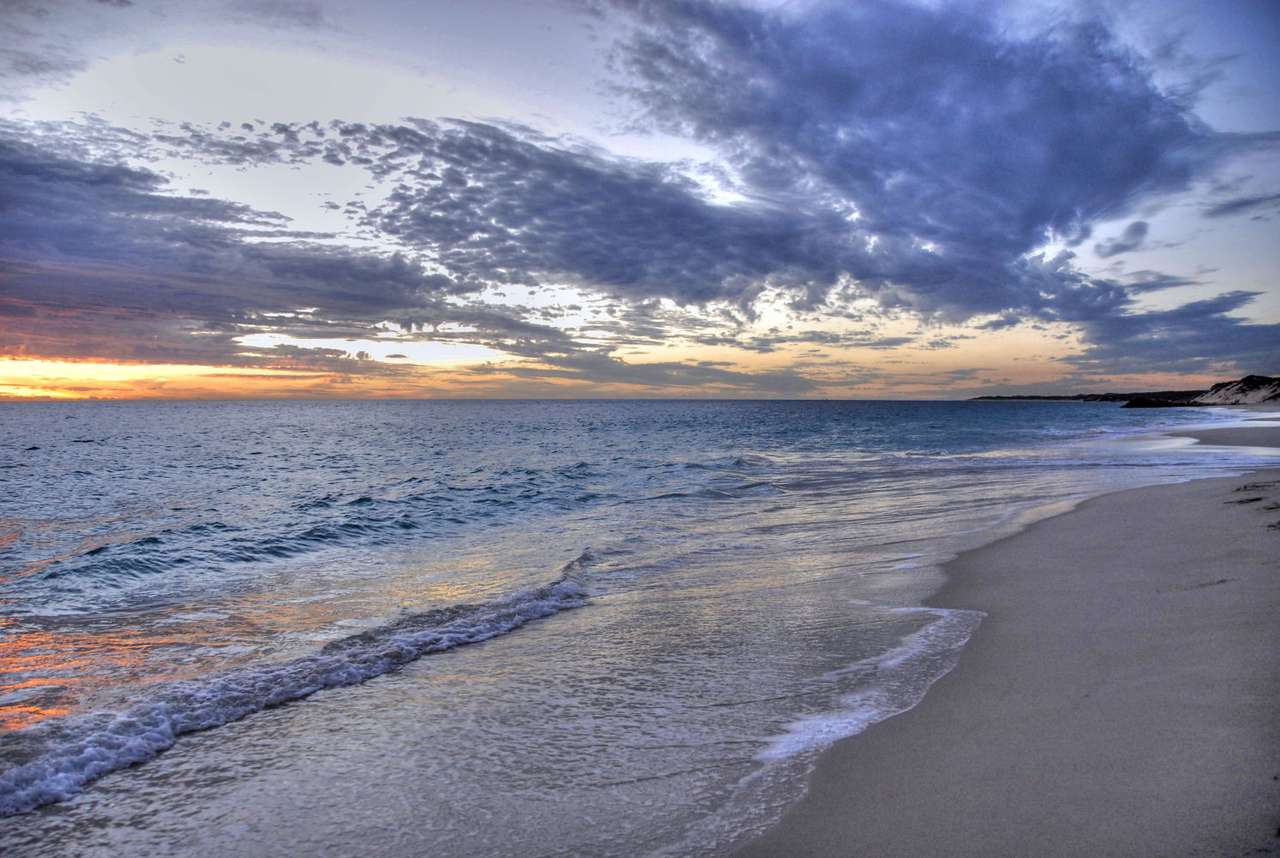 Ηλιοβασίλεμα πάνω από την ακτή του Ειρηνικού online παζλ