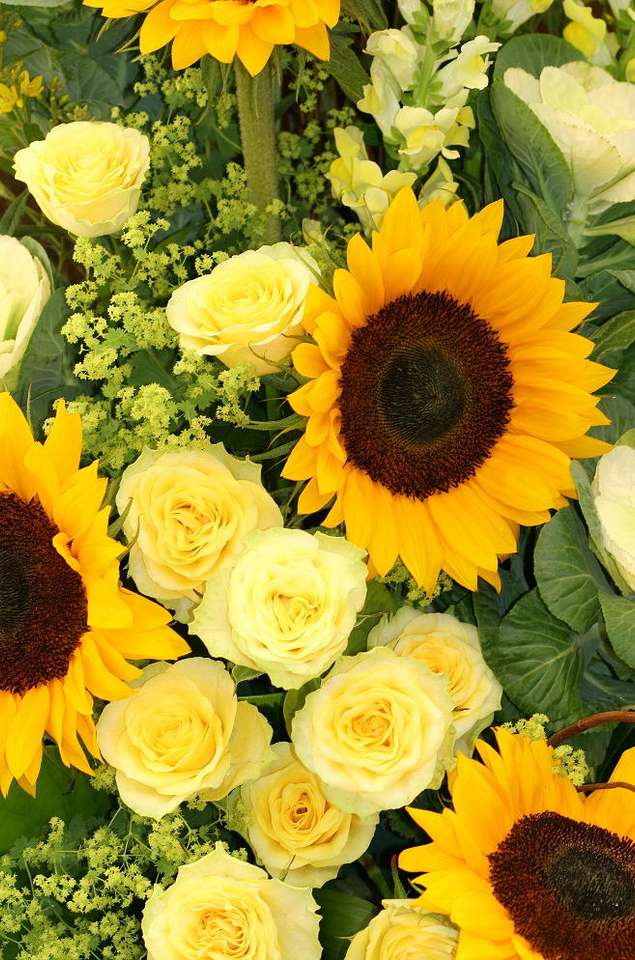 Κίτρινοι ηλίανθοι και τριαντάφυλλα online παζλ