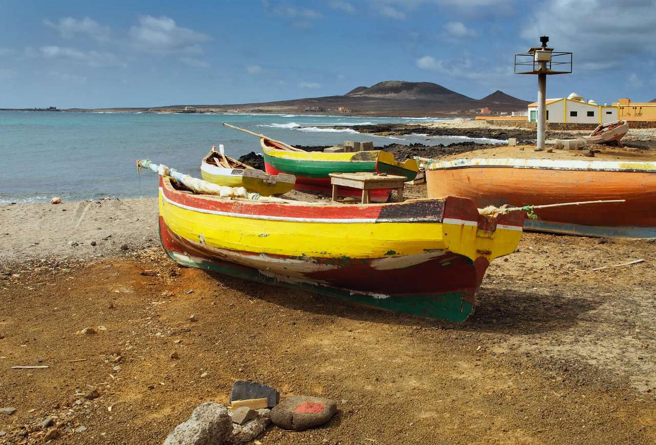 Barco de pesca na costa da República de Cabo Verde puzzle online a partir de fotografia