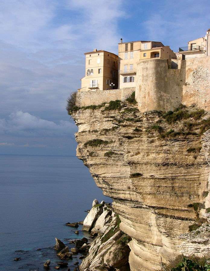 Häuser auf einer Klippe in Bonifacio auf Korsika (Frankreich) Online-Puzzle