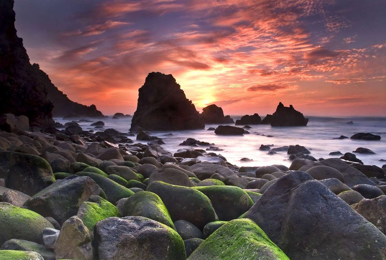 Západ slunce nad skalnatou pláží Ursa (Portugalsko) online puzzle