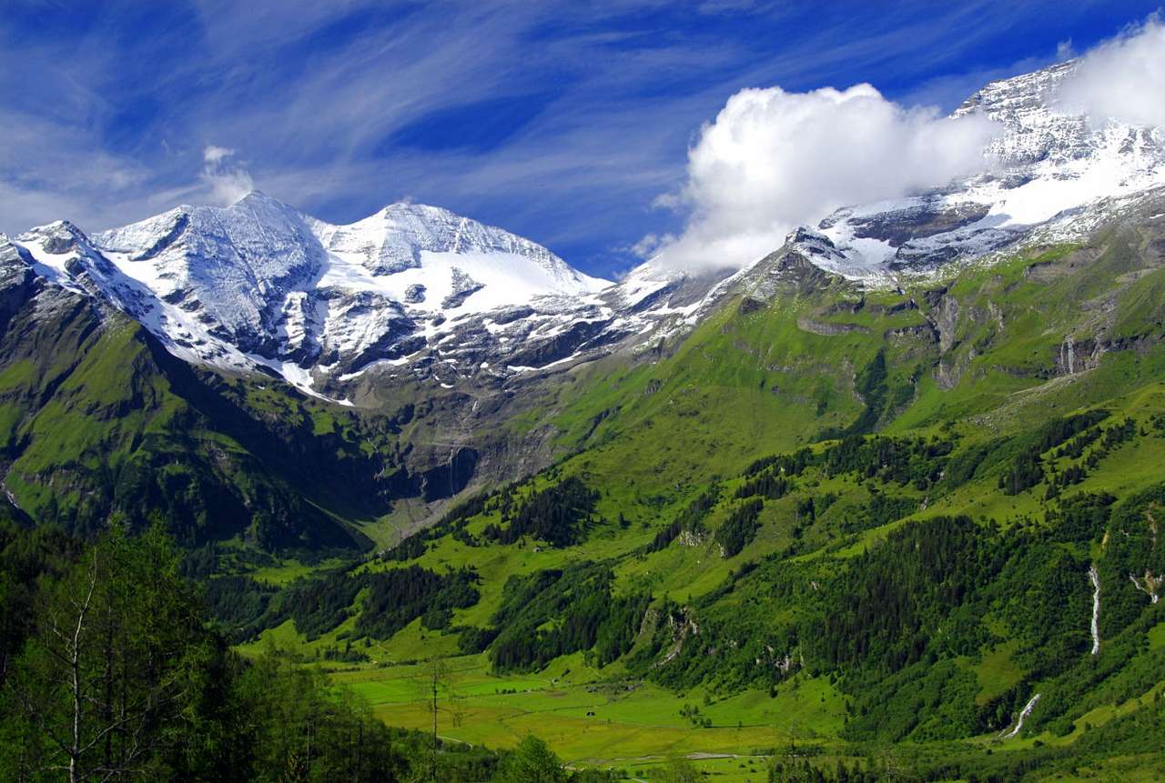 Zasněžené vrcholky Alp s tyčícím se Grossglocknerem (Rakousko) online puzzle