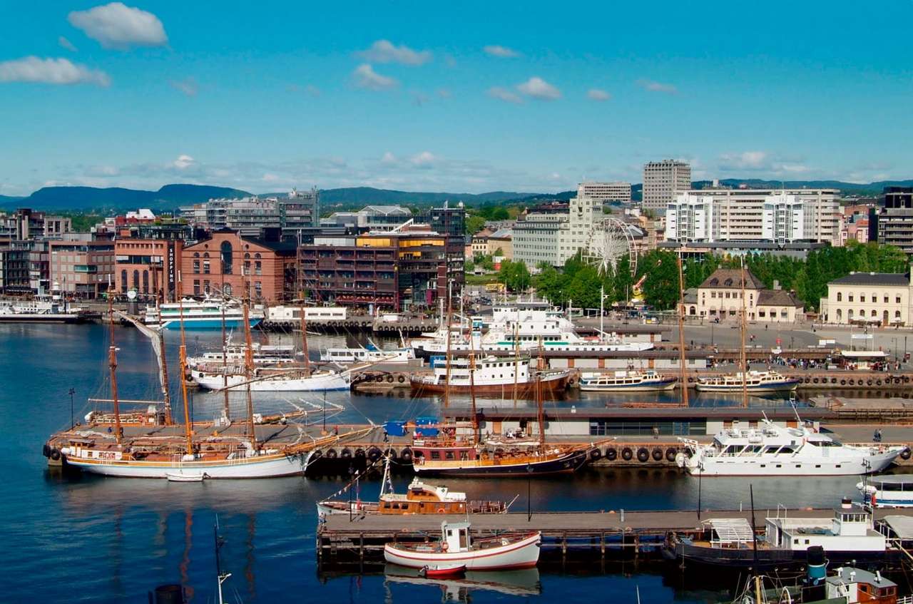 Лодки в гавани на фоне мэрии Осло (Норвегия) головоломка