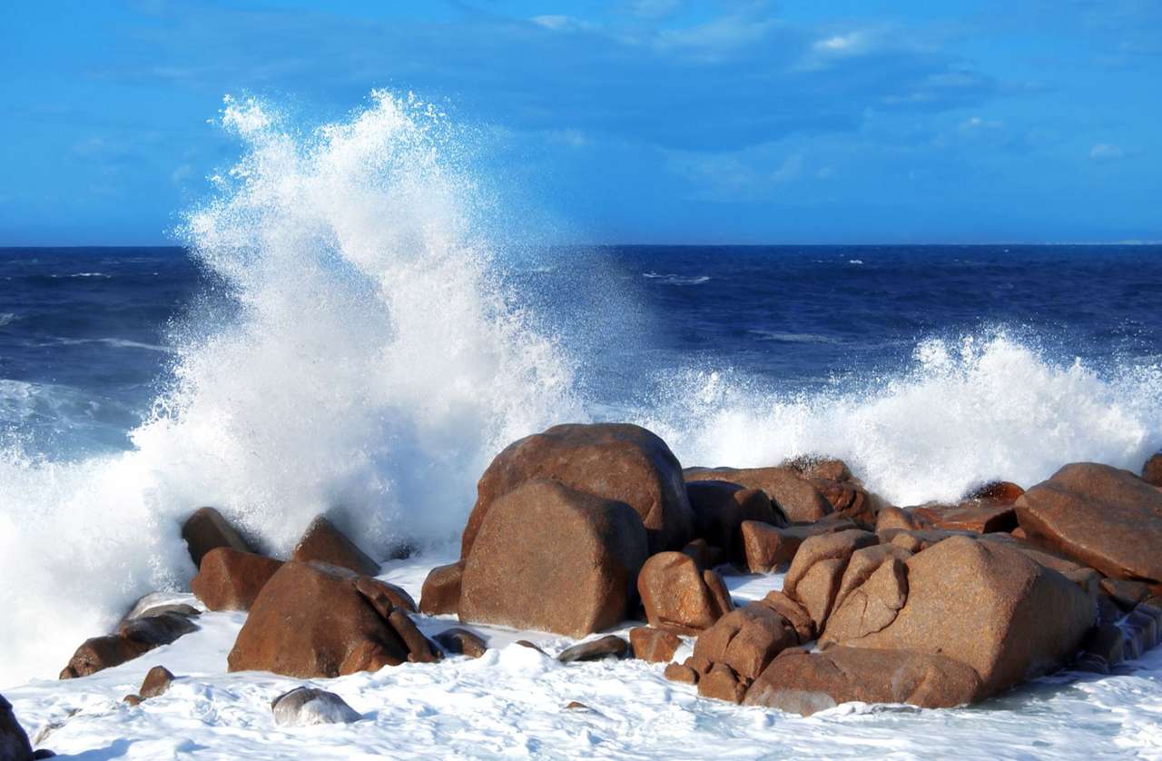Wellen schlagen gegen Steine ​​in Tortoli (Sardinien) Online-Puzzle vom Foto