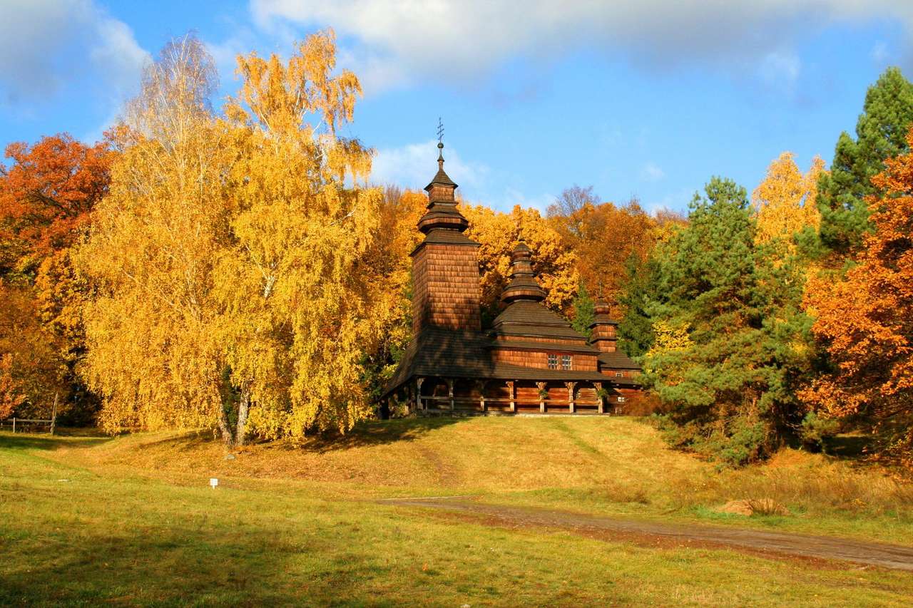 Templo ortodoxo entre árboles otoñales (Ucrania) rompecabezas en línea
