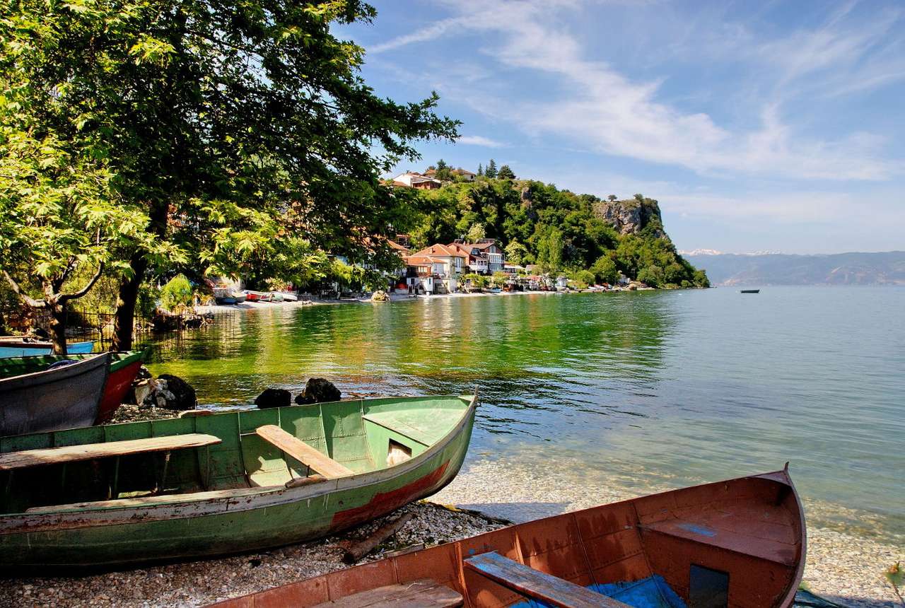 Båtar vid kusten vid sjön Ohrid i byn Trpejca (Makedonien) pussel från foto