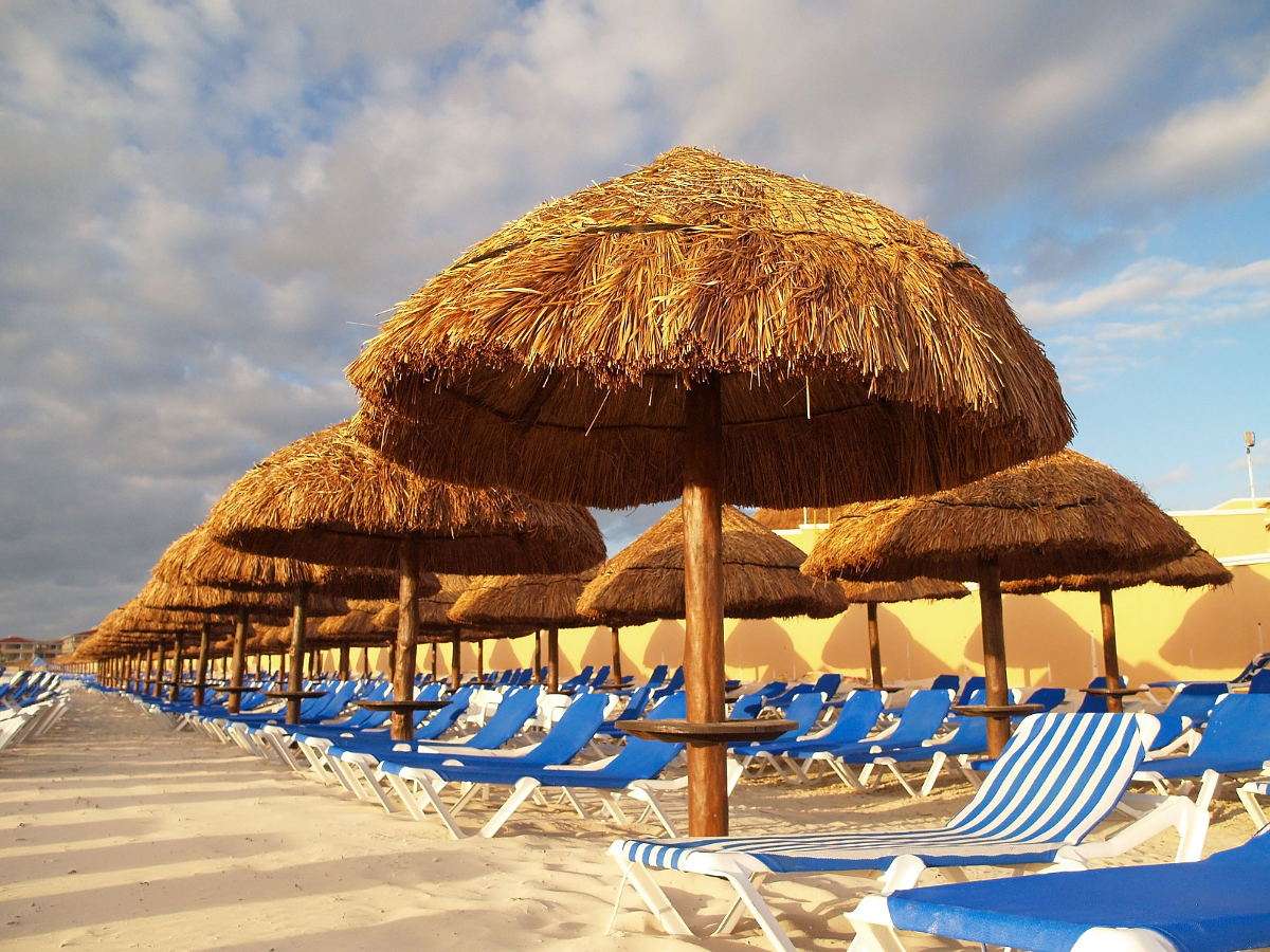 Solstolar på Cancun Beach (Mexiko) Pussel online