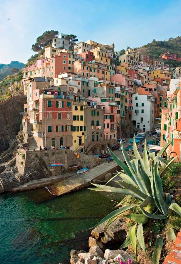 Buildings on the scarp in Riomaggiore (Italy) puzzle online from photo