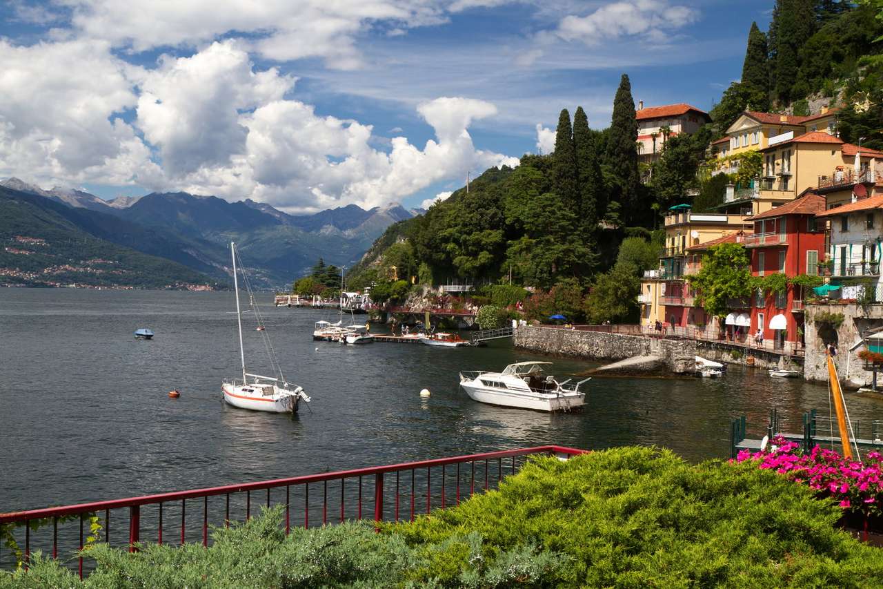 Varenna no Lago Como (Itália) puzzle online a partir de fotografia