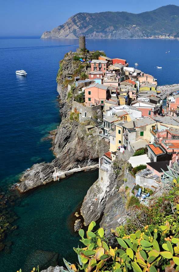 Město Vernazza v regionu Cinque Terre (Itálie) puzzle online z fotografie