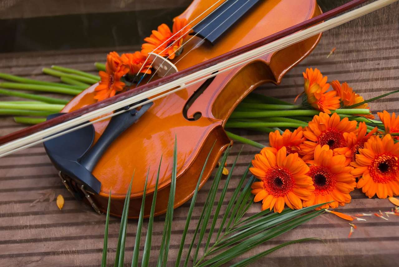 Цигулка, украсена с цветя онлайн пъзел