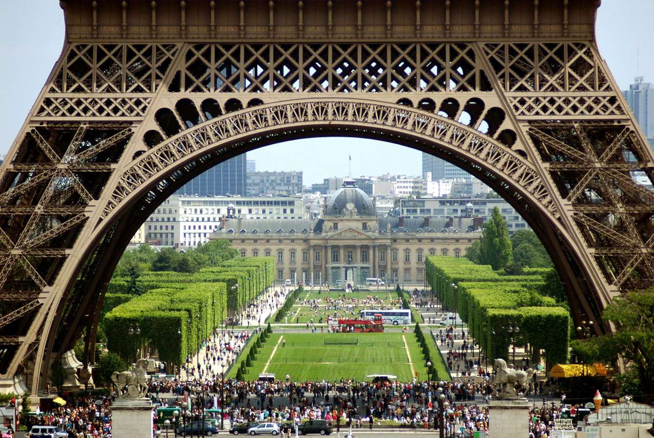 Champ de Mars entre les jambes de la Tour Eiffel à Paris (France) puzzle en ligne