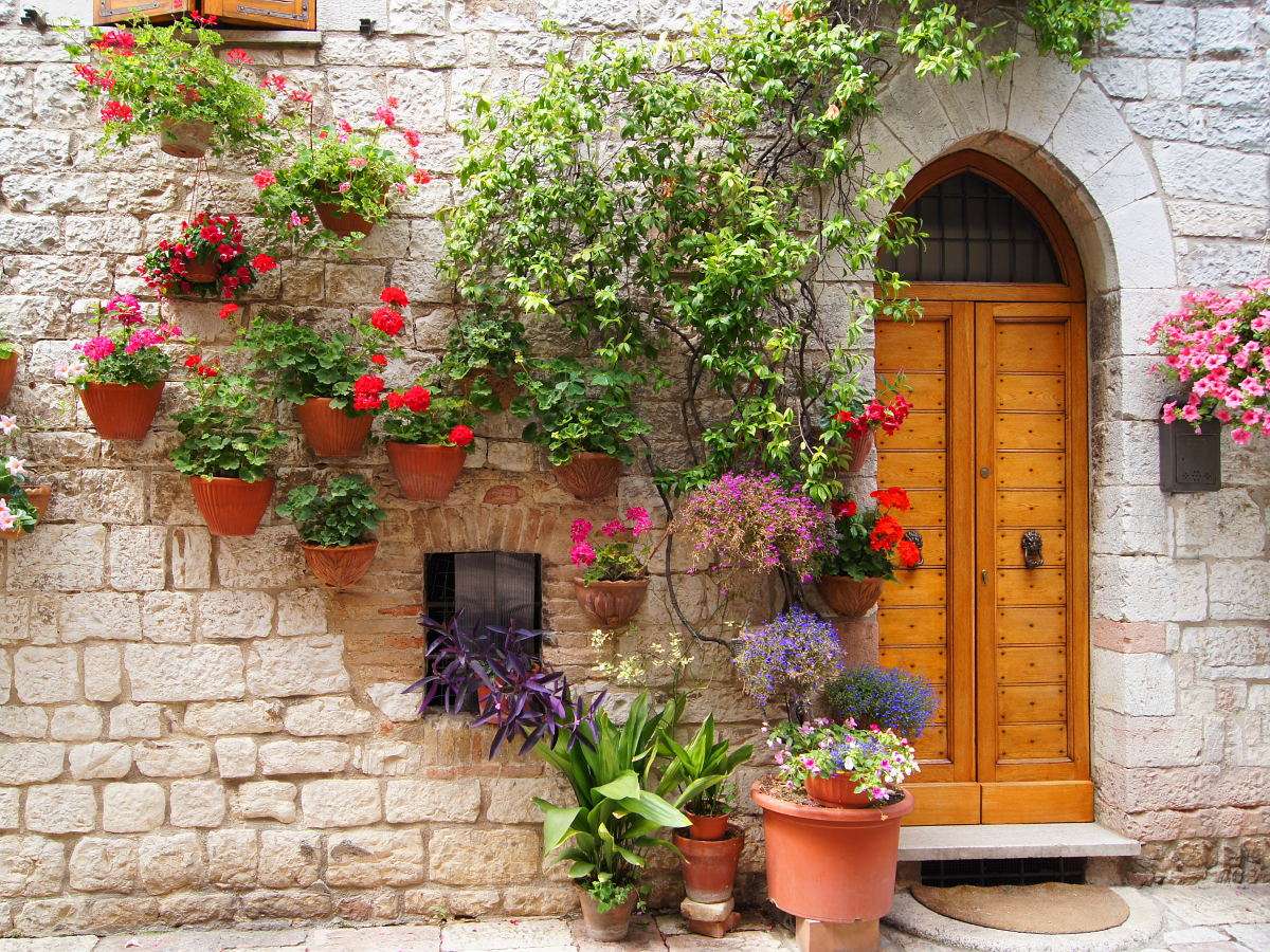 Цветя, украсяващи входа в Асизи (Италия) онлайн пъзел от снимка