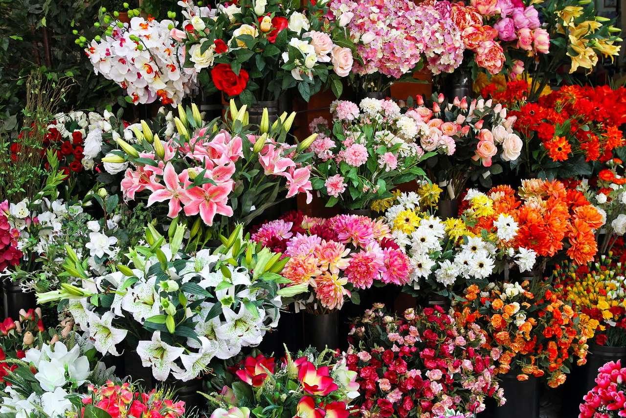 Ein Stand mit künstlichen Blumen Online-Puzzle vom Foto
