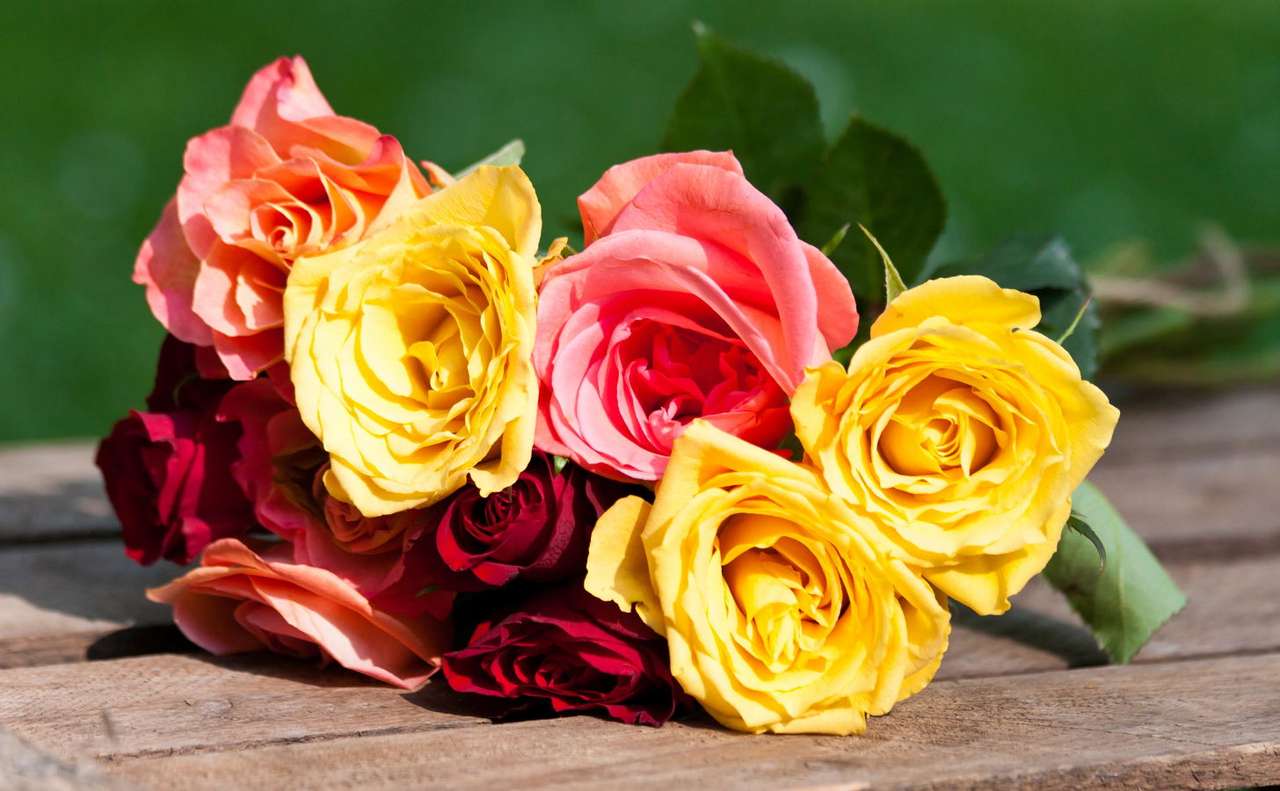 Букет от цветни рози онлайн пъзел от снимка