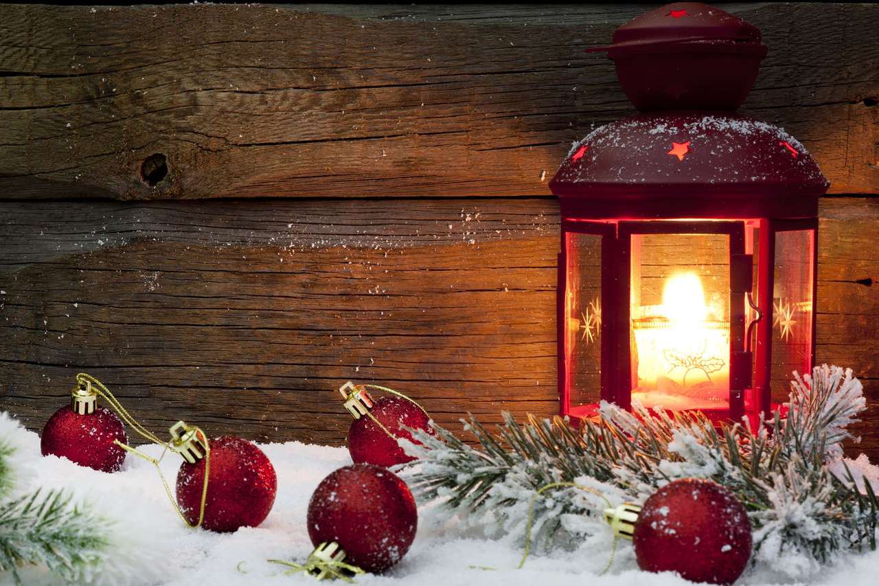 Linterna de Navidad rodeada de bolas de Navidad puzzle online a partir de foto