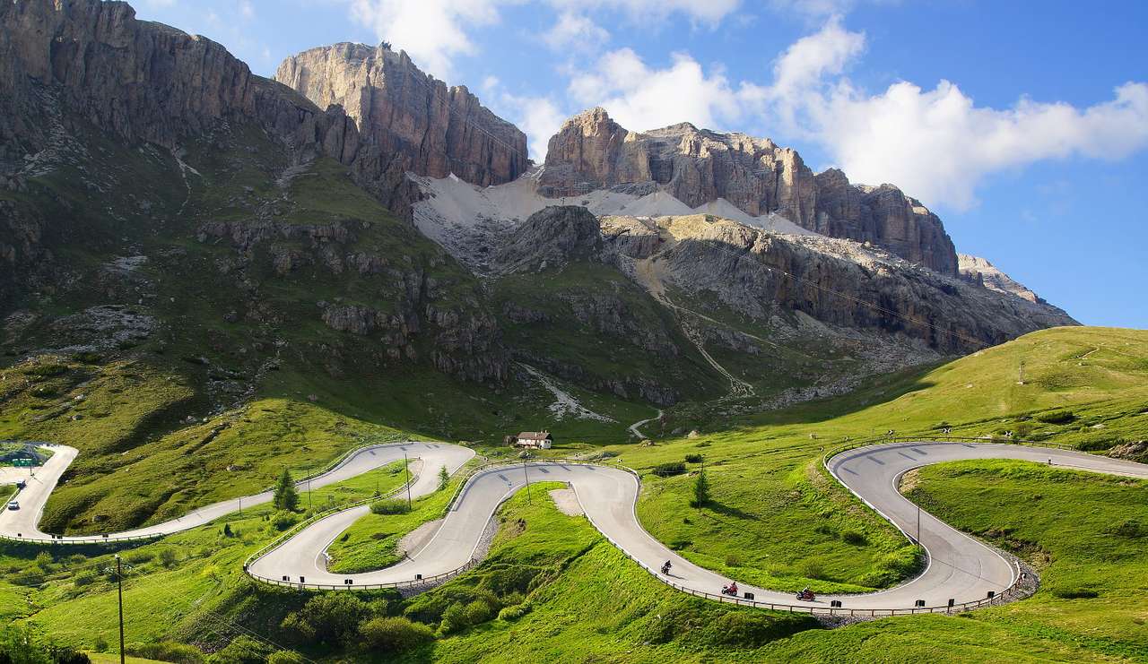 Routes en épingle à cheveux dans les Dolomites (Italie) puzzle en ligne à partir d'une photo