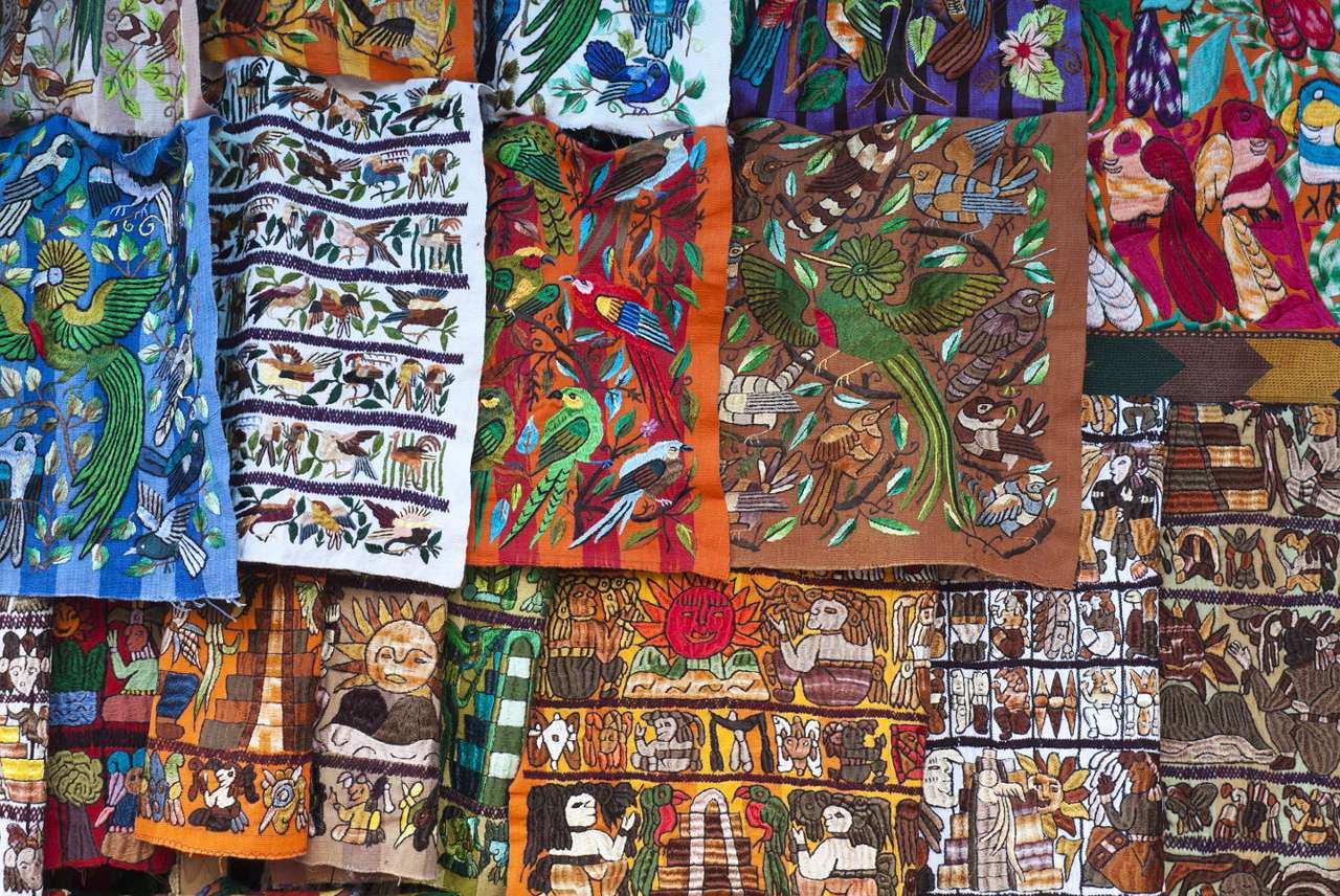 Tkaniny na trhu v Chichicastenango (Guatemala) online puzzle