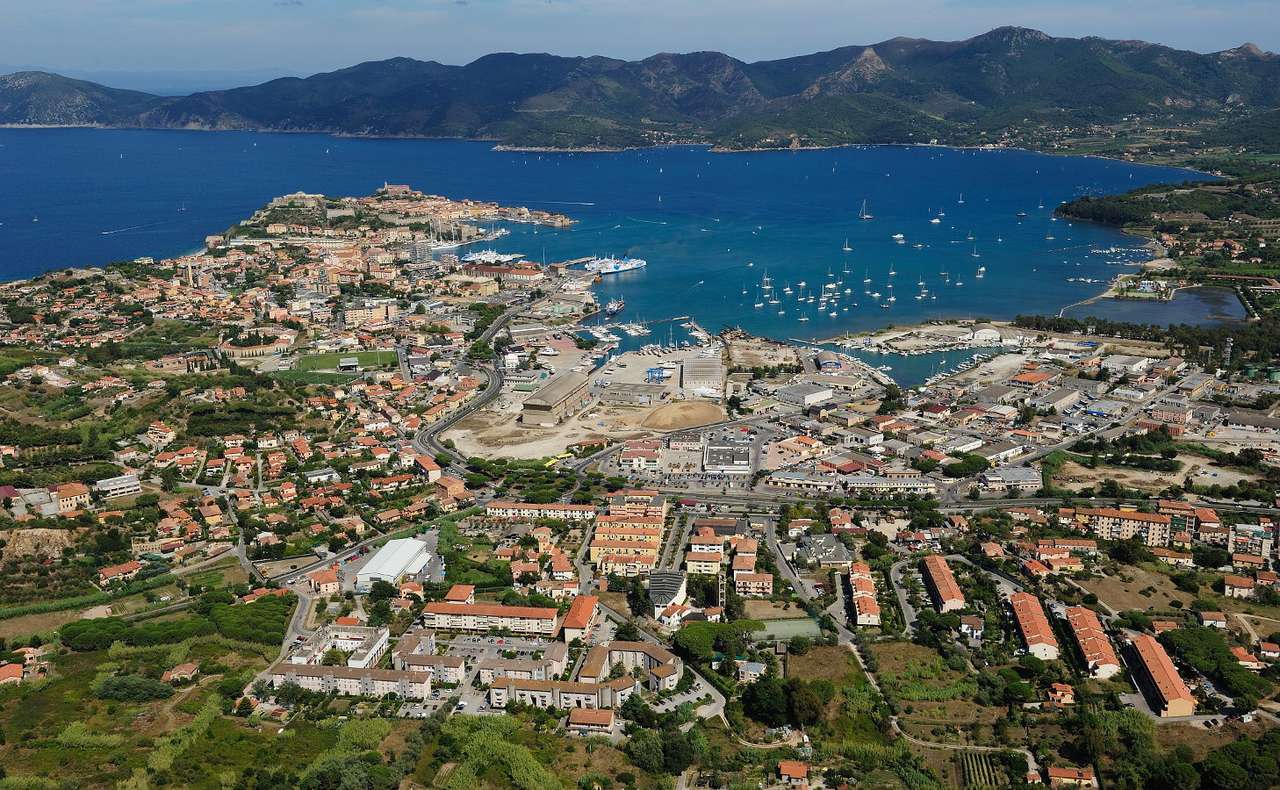 Panorama do porto de Portoferraio em Elba (Itália) puzzle online a partir de fotografia