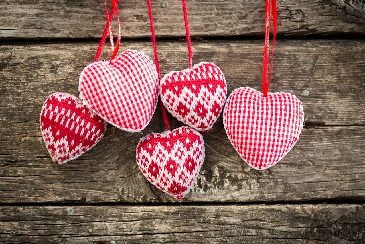 Λευκό-κόκκινο καρδιές σε ξύλινα φόντο online παζλ