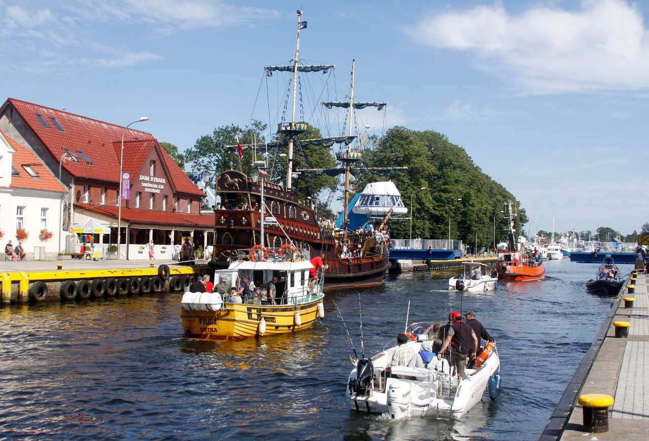 Кораби, преминаващи през прибиращия се мост в Дарлово (Полша) онлайн пъзел
