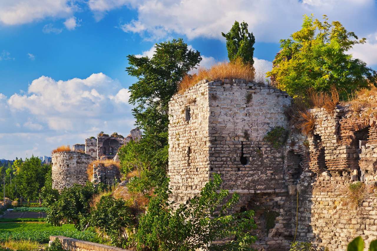 Ruinen der Mauer von Konstantinopel in Istanbul (Türkei) Online-Puzzle