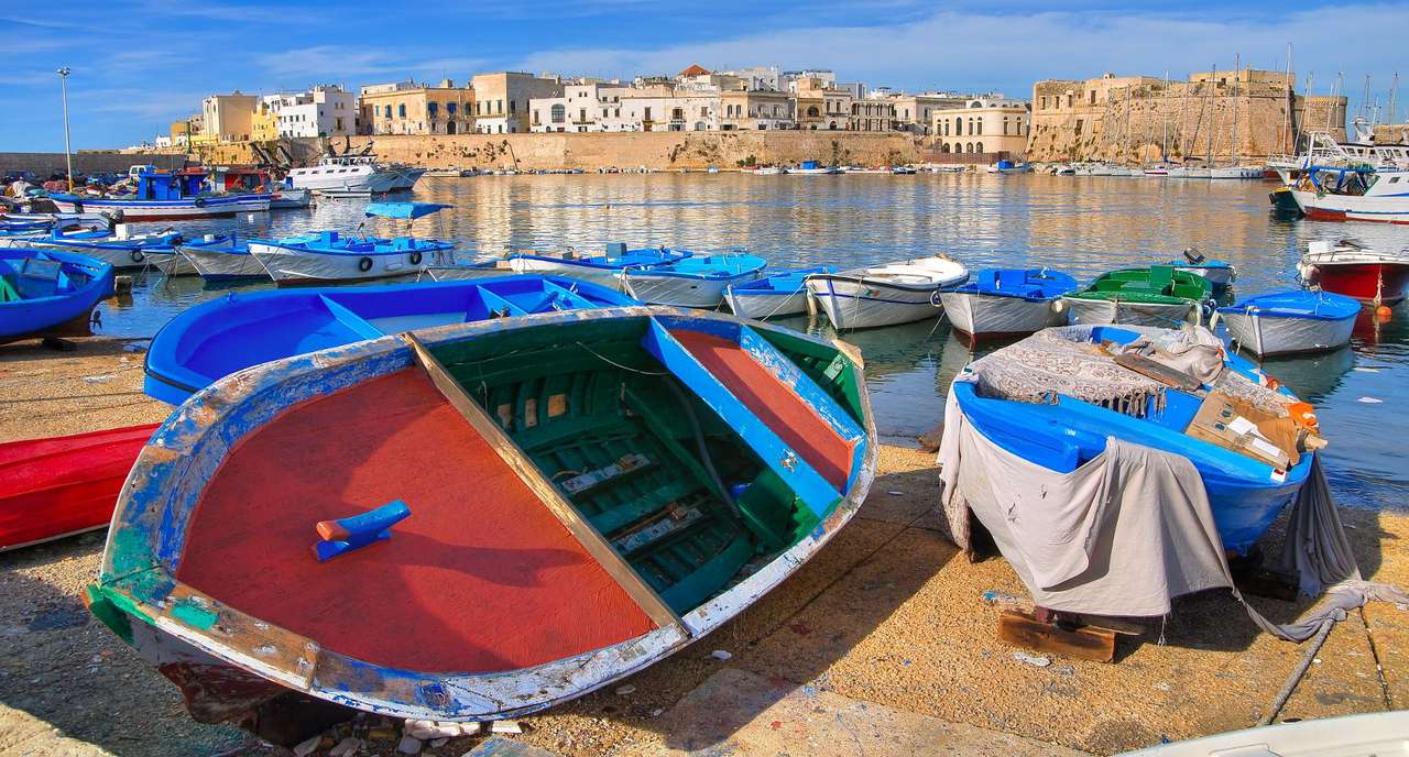 Boten met uitzicht op de haven in Gallipoli (Italië) online puzzel