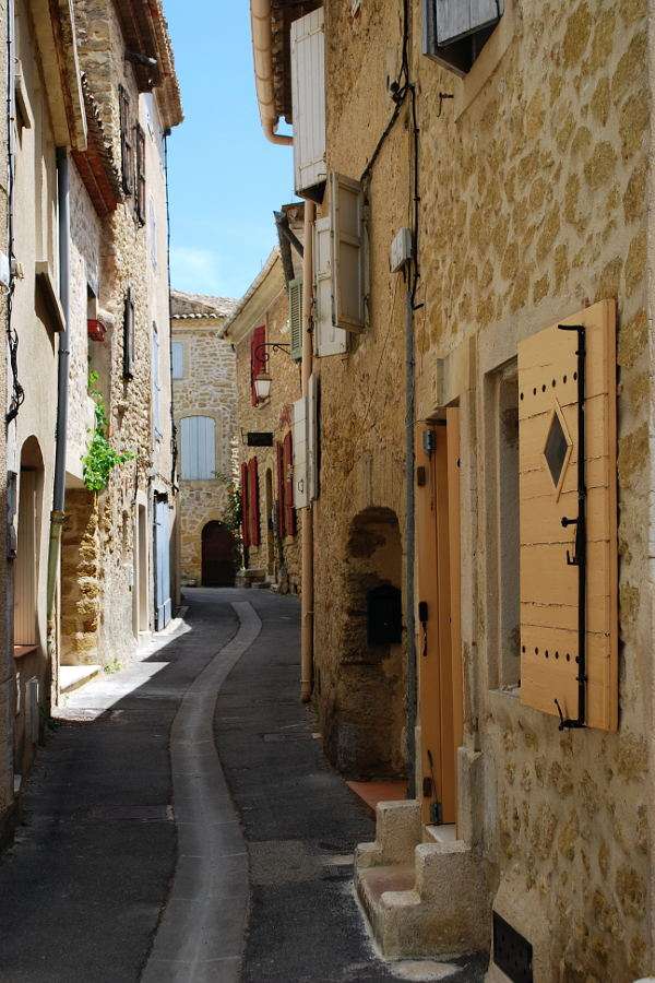Street in the town of Lourmarin (France) puzzle online from photo
