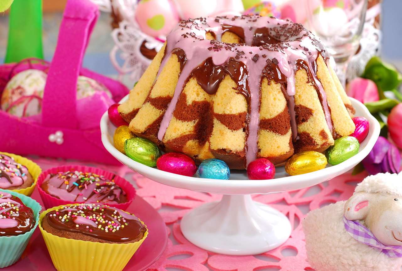 Babka con glaseado de chocolate en la mesa de Pascua puzzle online a partir de foto