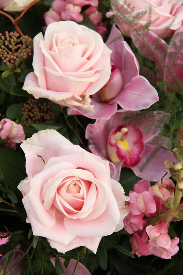Esküvői csokor rózsa és orchideák online puzzle